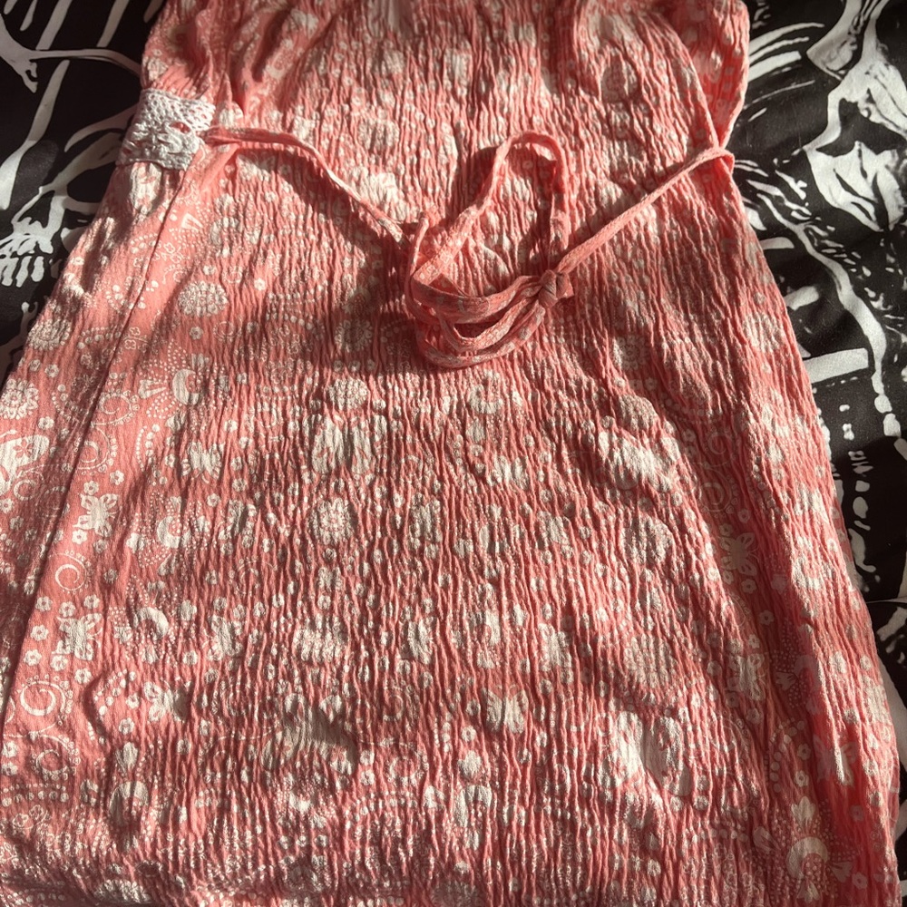 A medium summer peach colored tank top.